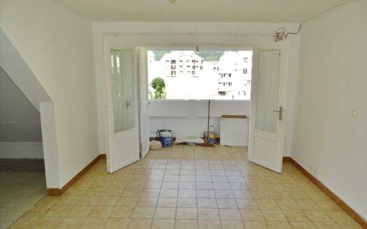 Grand studio avec balcon