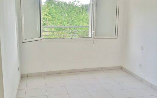 Grand F2 de 48m² + varangue de 20m² avec vue arborée