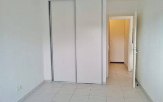 Grand F2 de 48m² + varangue de 20m² avec vue arborée