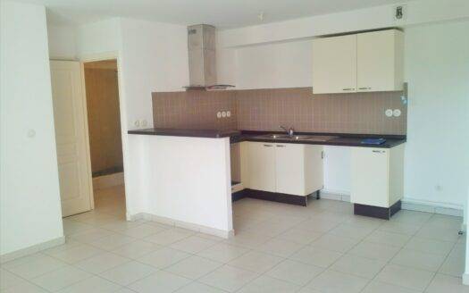 Grand F2 de 48m² + varangue de 20m² avec vue arborée